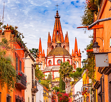 Foto de la calle Aldama de San Miguel de Allende en el centro de la ciudad con iglesia de fondo